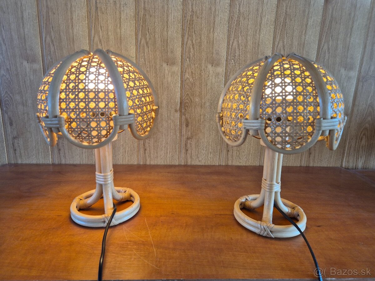 Retro ratanová stolná lampa