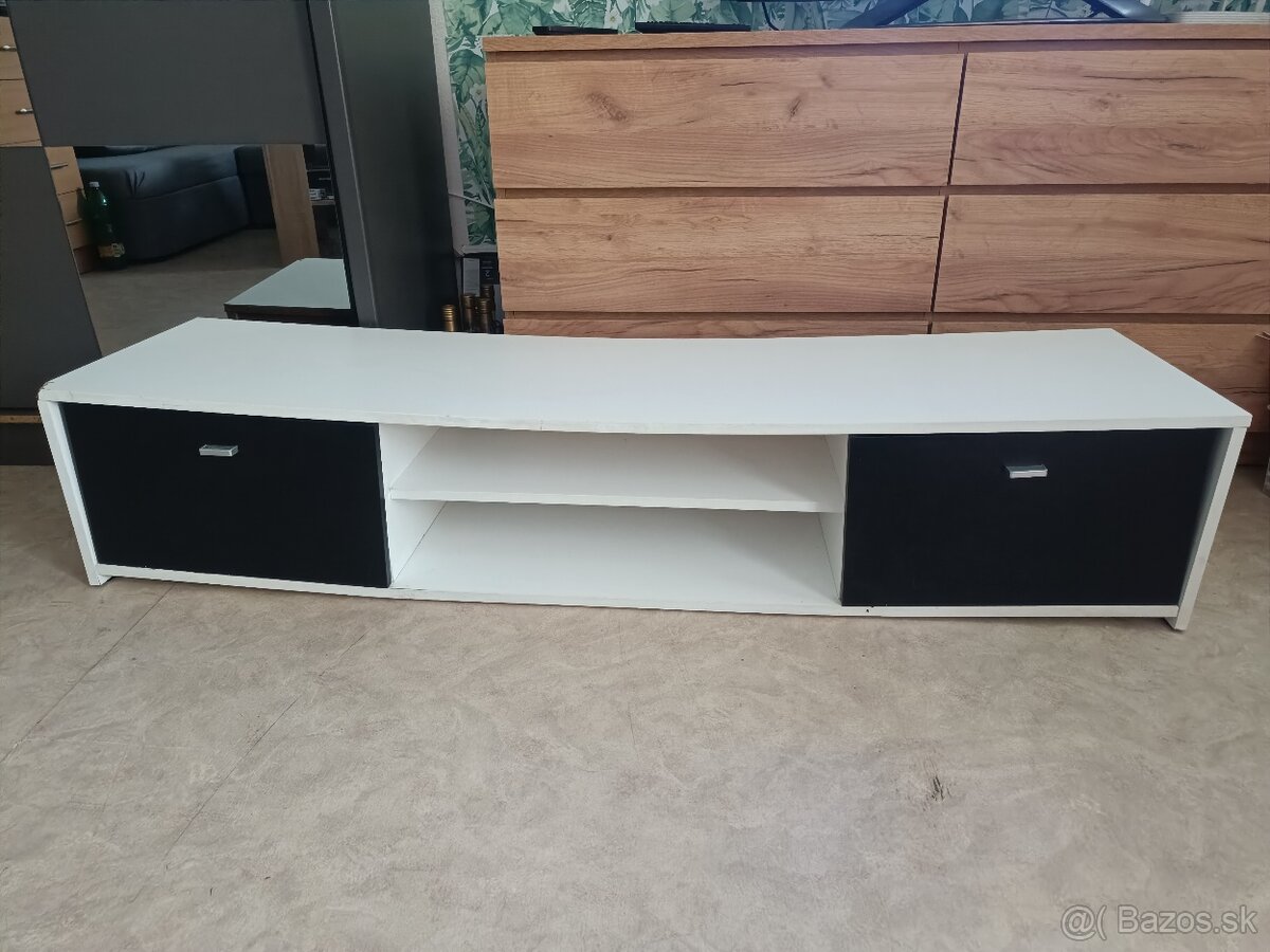Stolík pod tv