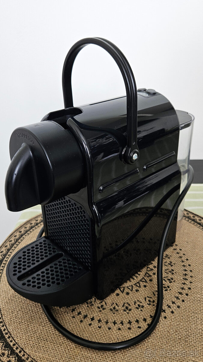 Málo používaný kapsulový kávovar Delonghi
