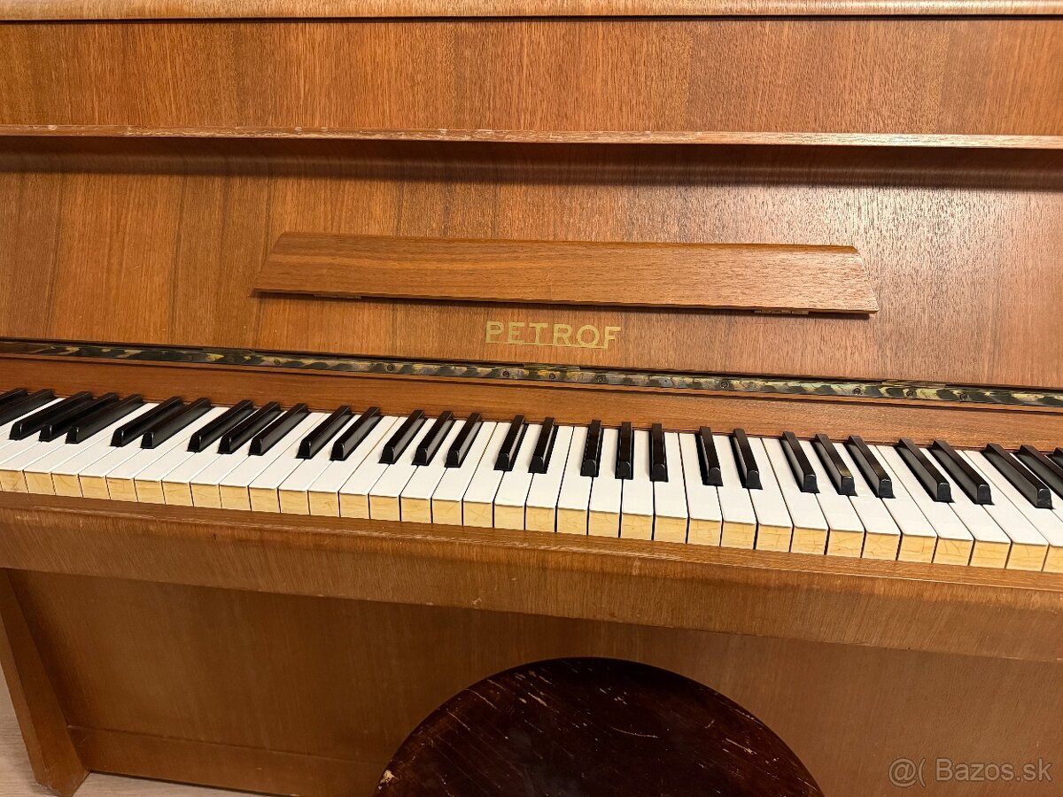 Piano Petrof