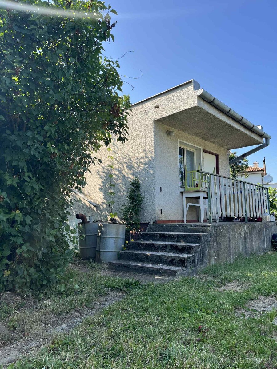 NOVÁ CENA Predaj - záhradná chatka, komplet IS v Leviciach