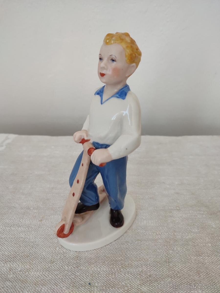 Royal dux chlapec na kolobežke porcelánová soška