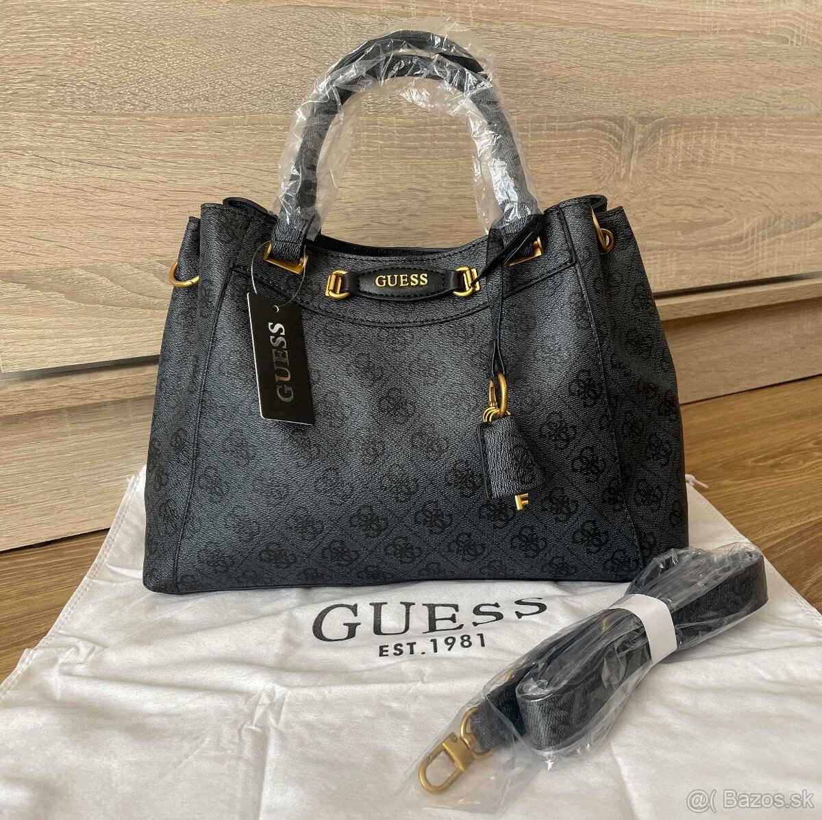 Kabelka Guess Emera 4G logo