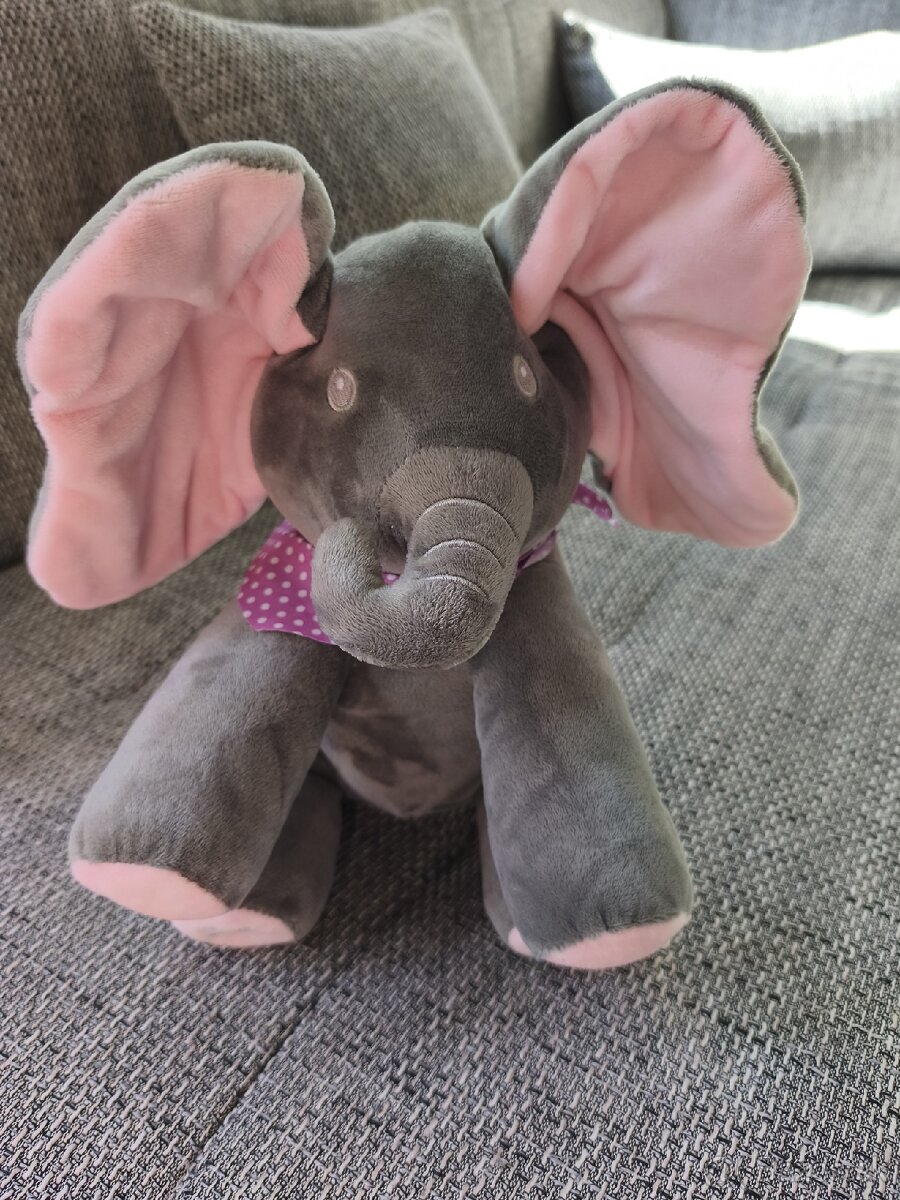 Interaktívny plyšový sloník