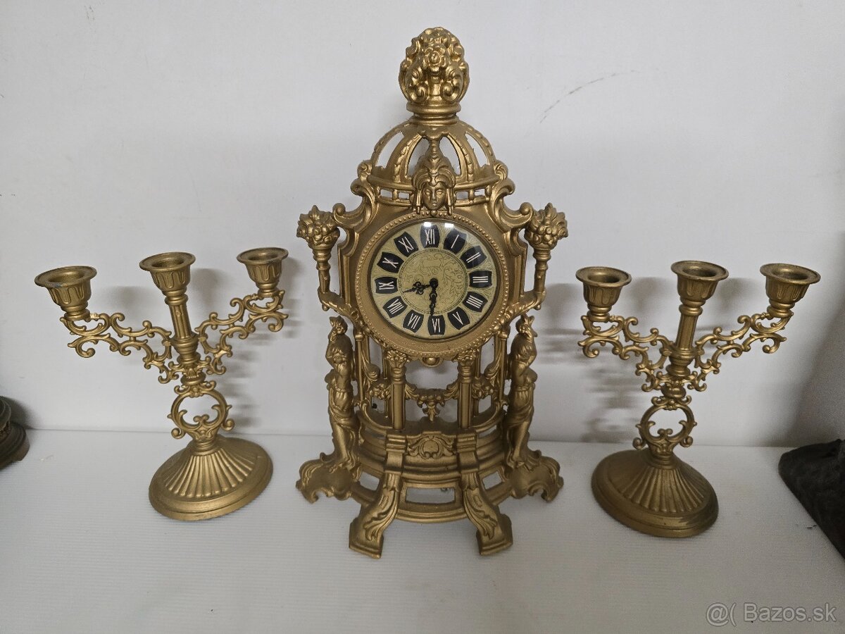 Hodiny a svietniky len ako dekoracia