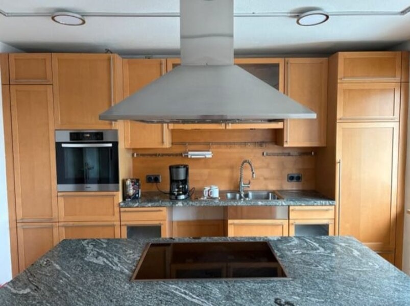 Kuchyně s ostrůvkem, kamennou deskou a spotřebiči,5708