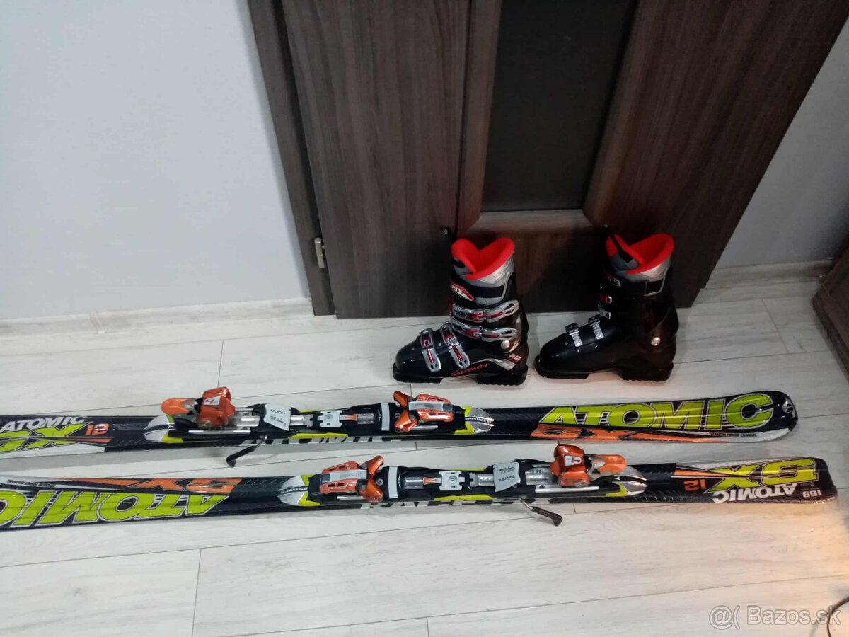 lyžiarky Salomon a lyže atomic