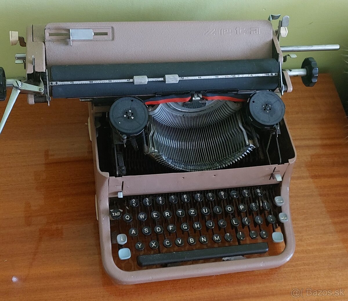 pisací stroj