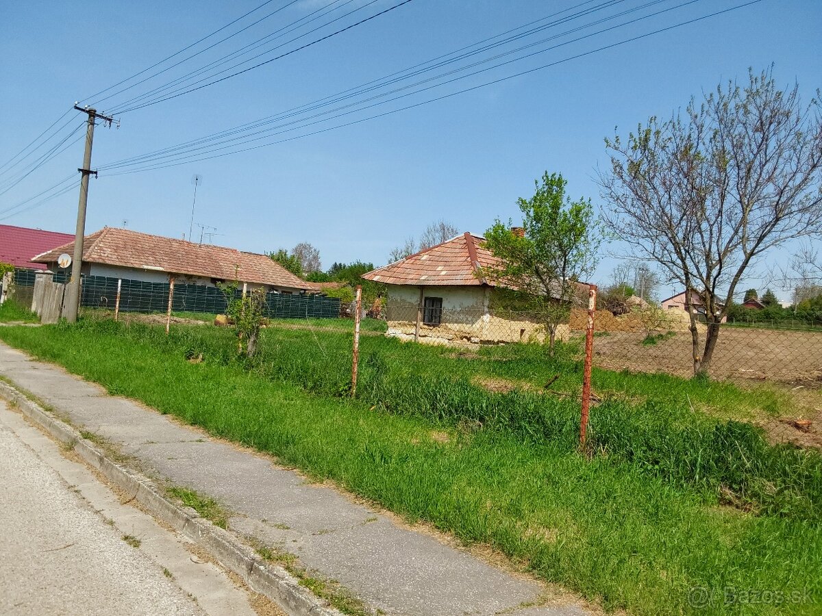 Predám veĺký stavebný pozemok v centre obce Svätoplukovo