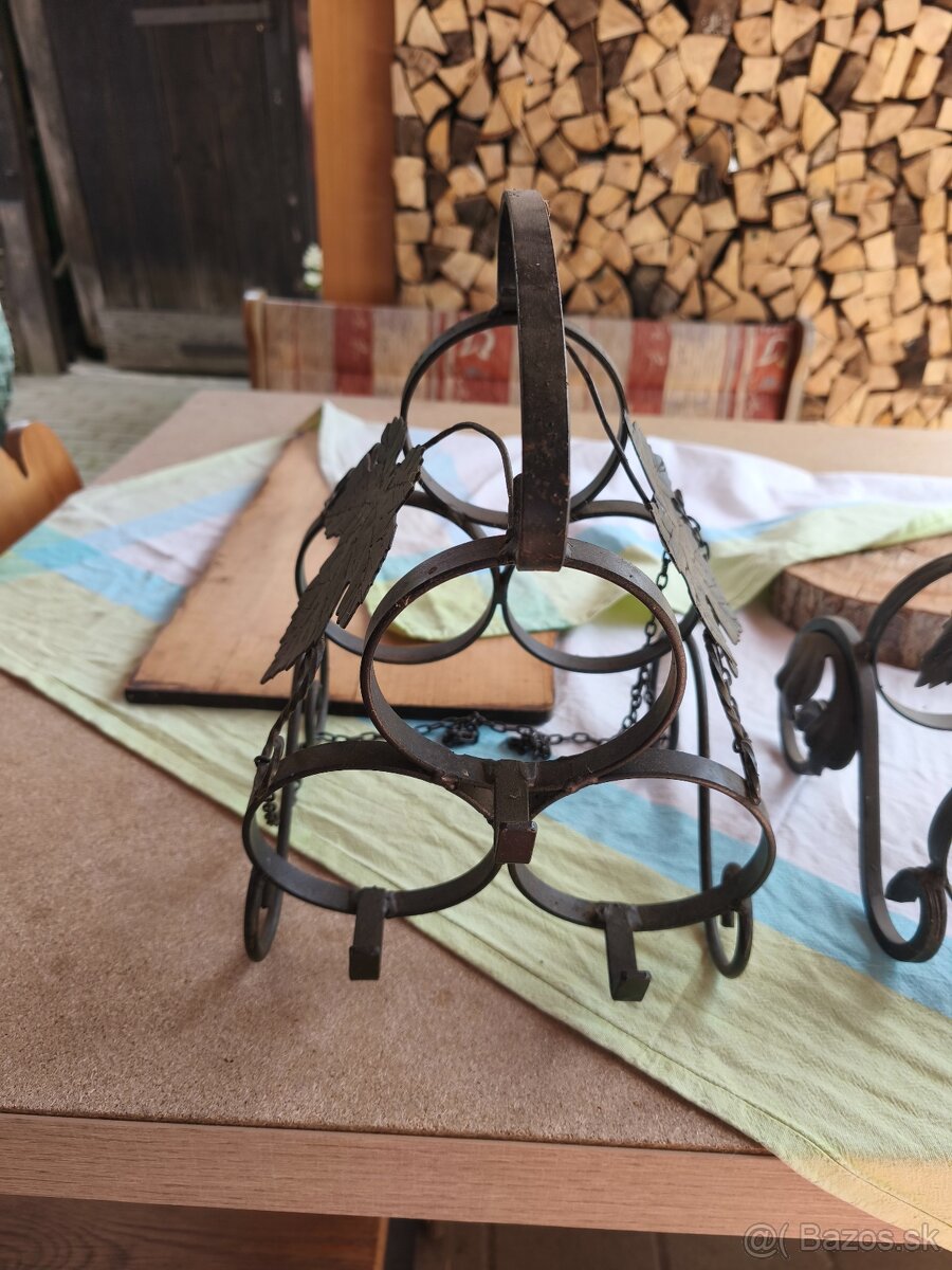 stojan na víno kovový