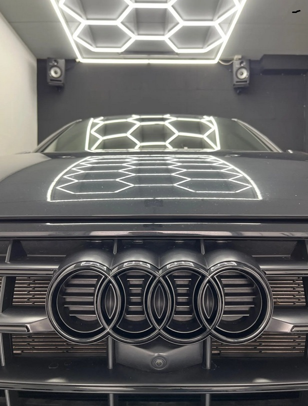 AUDI Čierne lesklé znaky