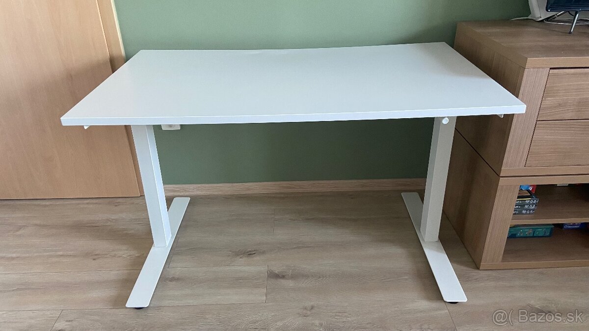 Výškovo nastaviteľný pracovný stôl