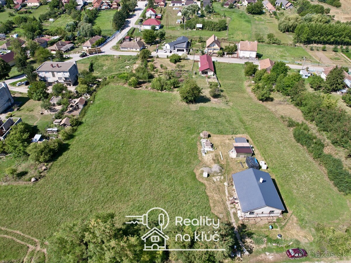 Na predaj veľký stavebný pozemok v obci Čechy