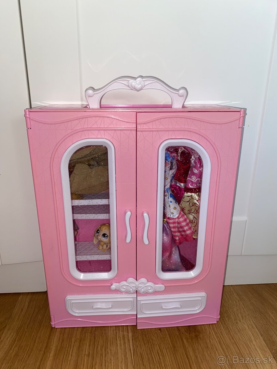 Skrina s rozmermi 26x8x33 cm s doplnkami pre barbie