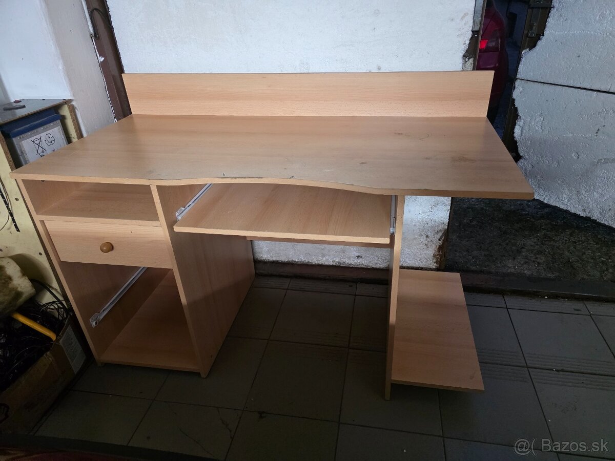 Darujem pisaci stôl