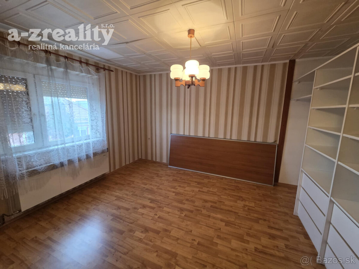 Ponúkame na predaj veľký poschodový rodinný dom v centre mes