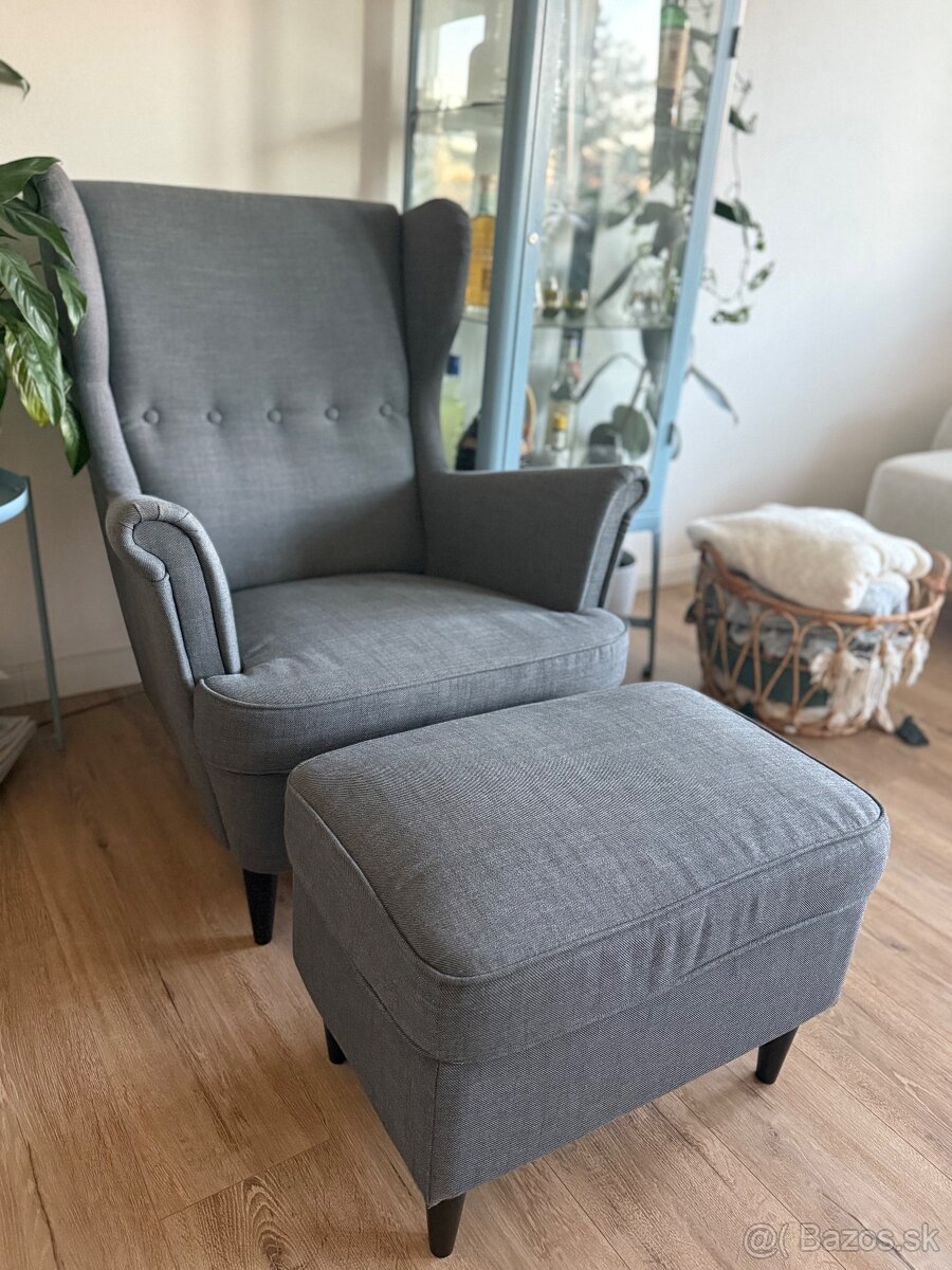 Kreslo Ikea STRANDMON s podnožkou