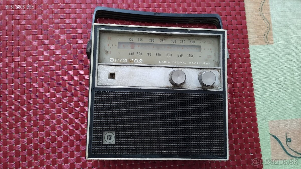 Predám retro rádio prijímač VEGA 402 sovietskej výroby.