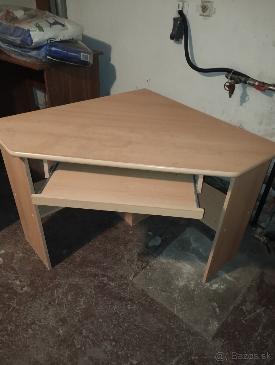 Rohový stolík pod počítač