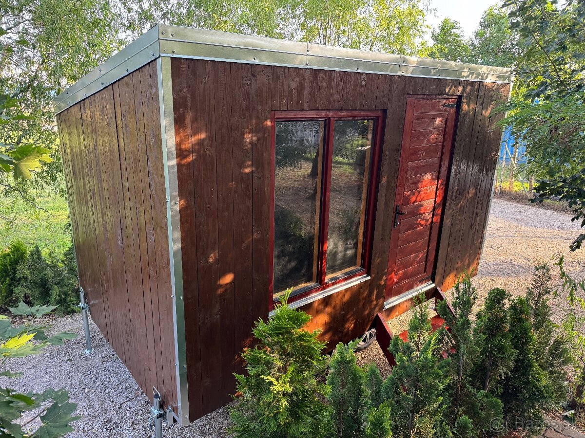 Celodrevená drevenica na kolesách