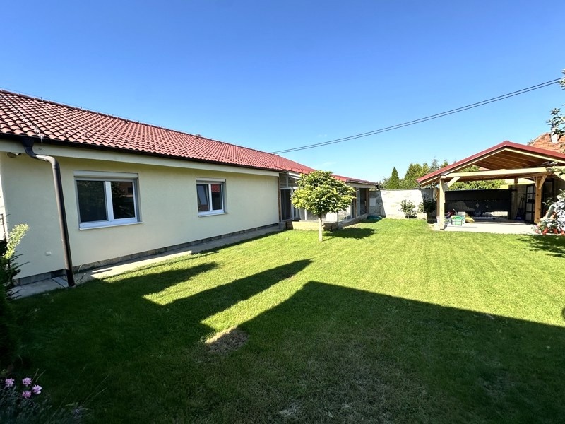 4 izbový rodinný dom 153 m2 + zasklená terasa 24 m2, garáž