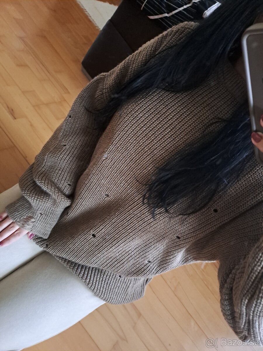 Hnedy oversize sveter s efektom potrhania