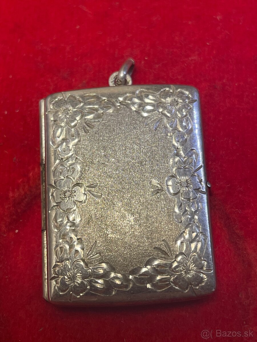 starozitny strieborný medailon ,na foto