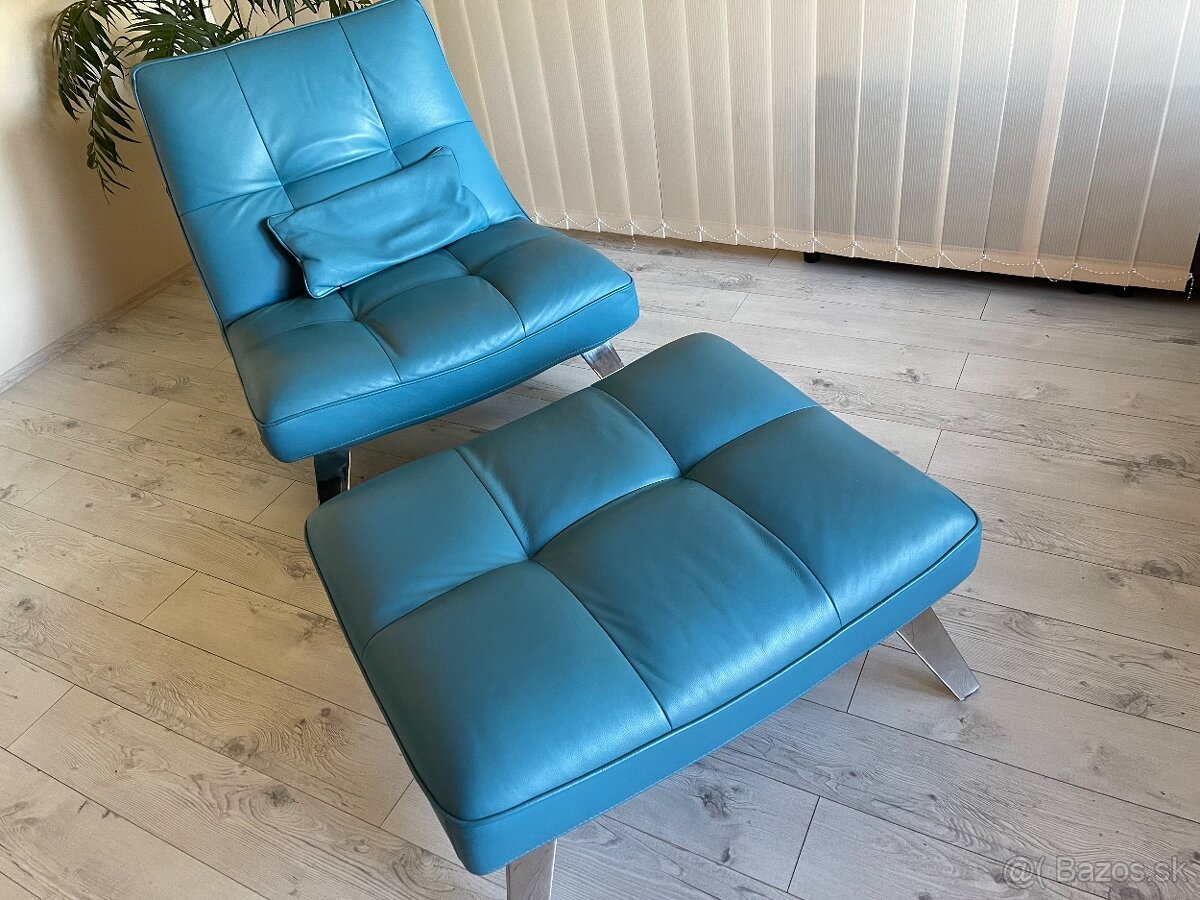 KOZENE KRESLO S TABURETKOU