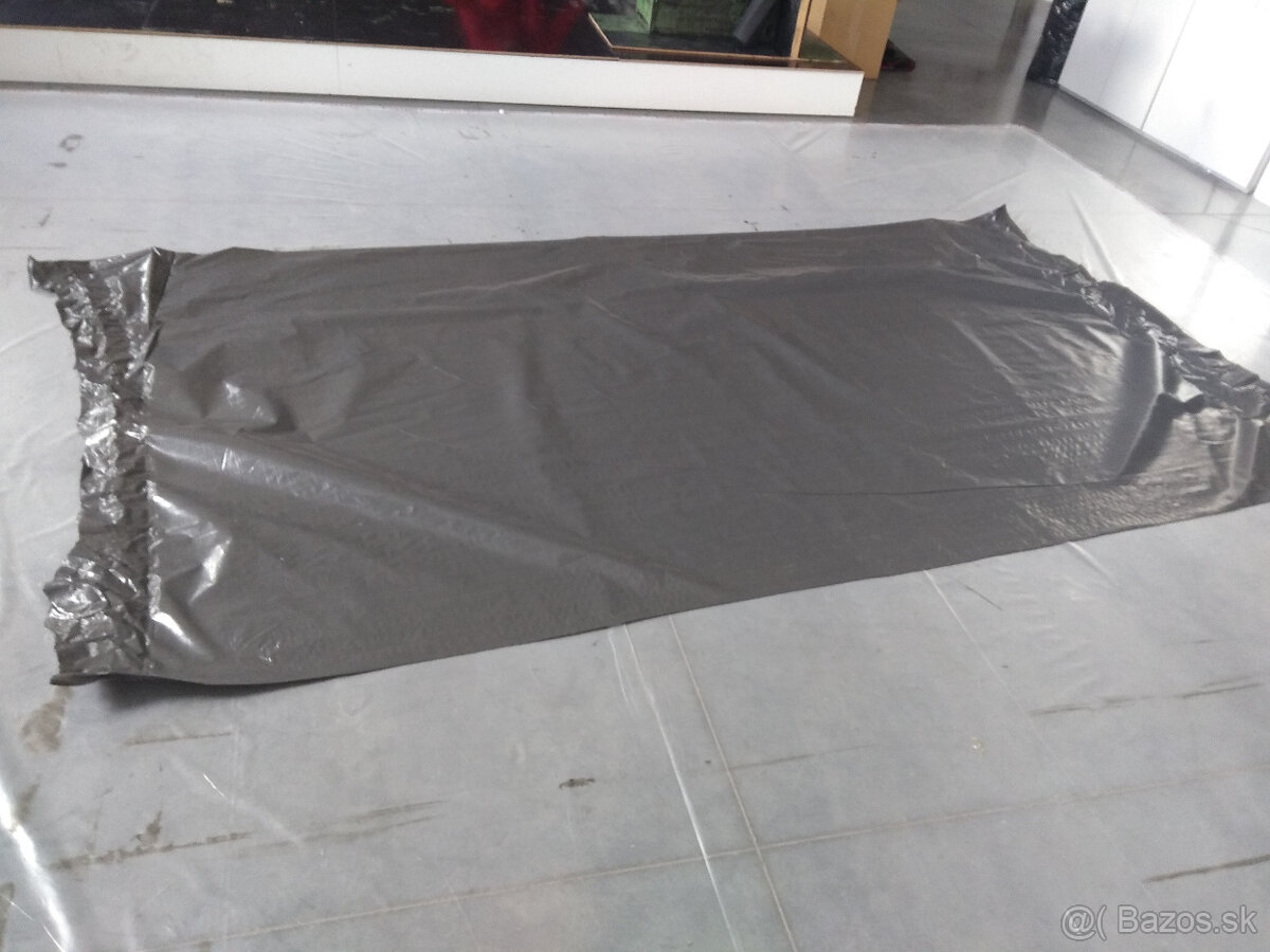 (18) Celtoviny, drevený box, plechovice