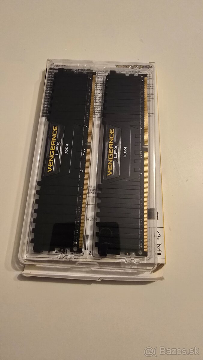 32 GB, DDR4 Corsair Vengeance LPX