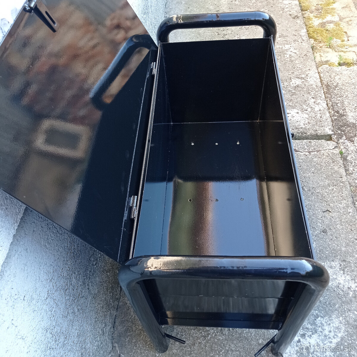 Box na cintorín alebo záhradku.
