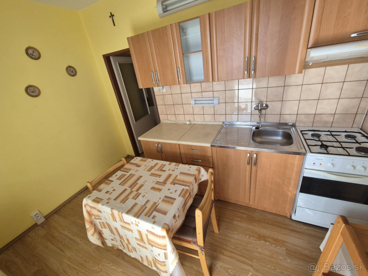 Na predaj 1 izbový byt s dvomi balkónmi na chrenovej