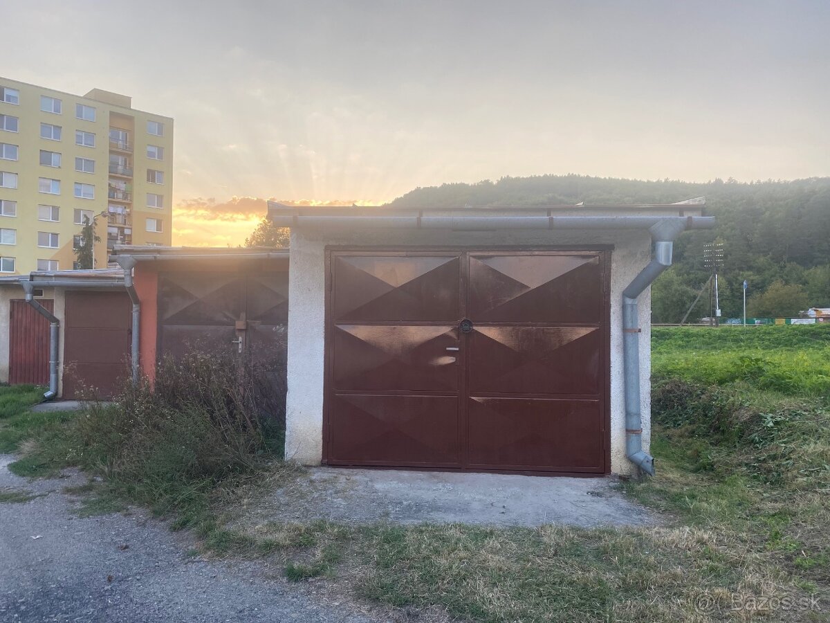 Predám garáž s elektrikou 18m2 v meste Snina.