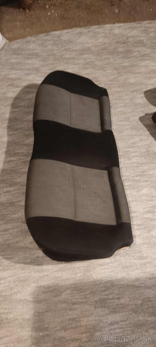 Spodná časť zadných sedačiek subaru impreza 2003