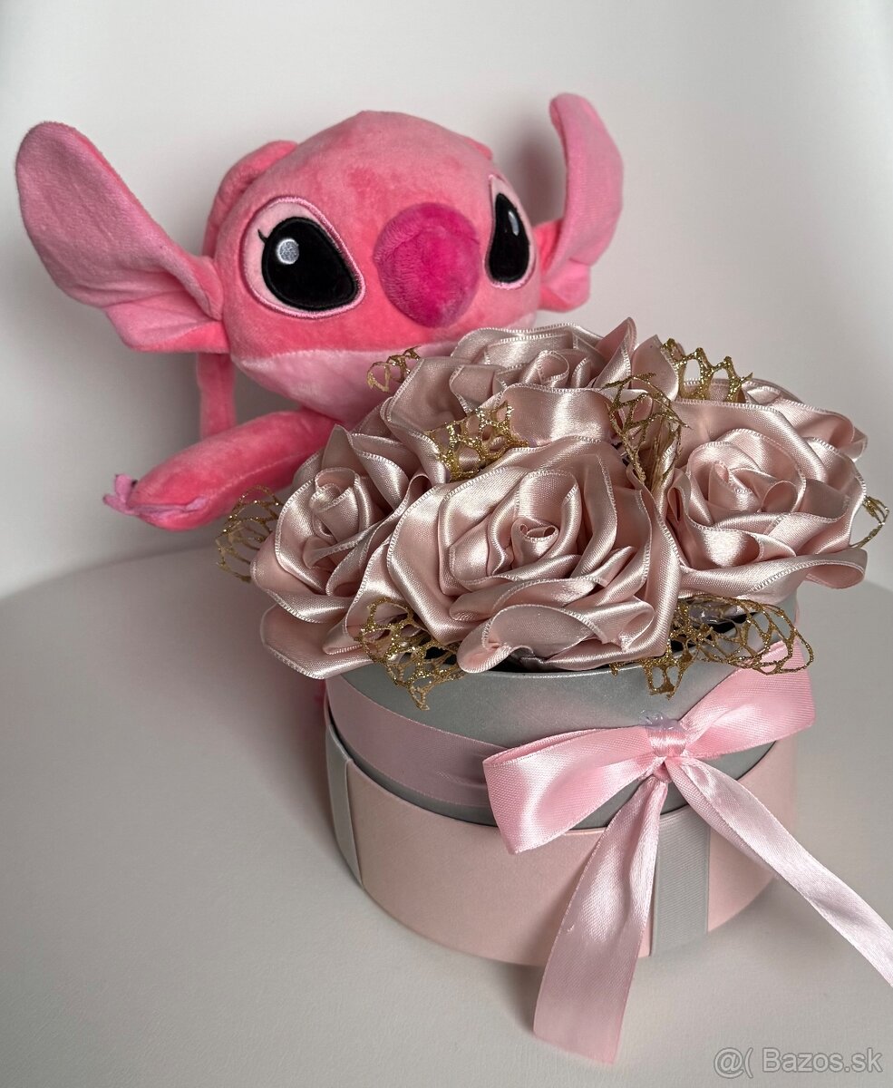 Saténová ružová kytica s plyšákom