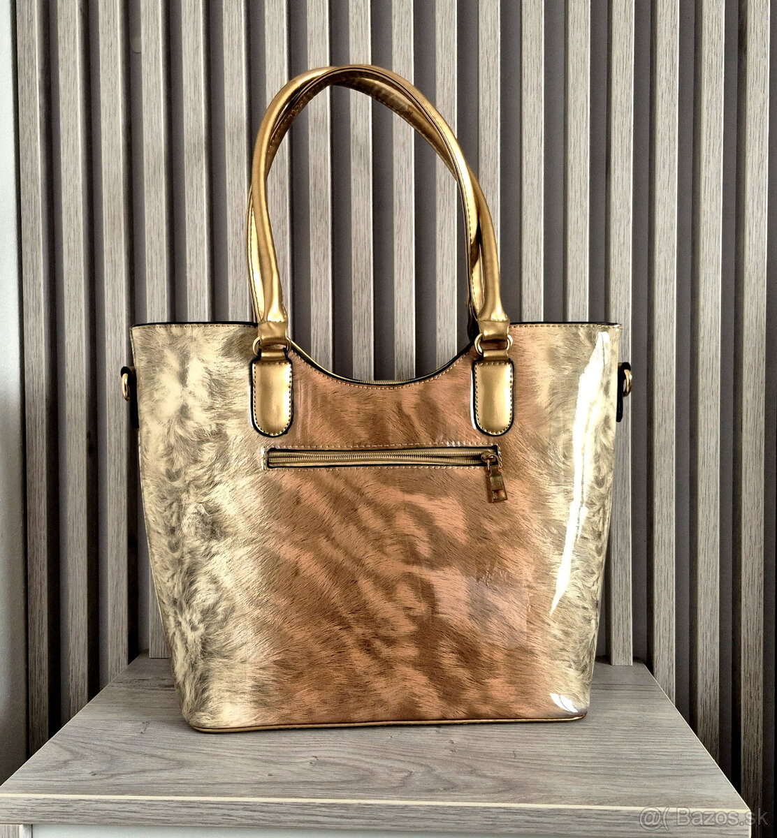 Lakovaná kabelka zlato-hnedá