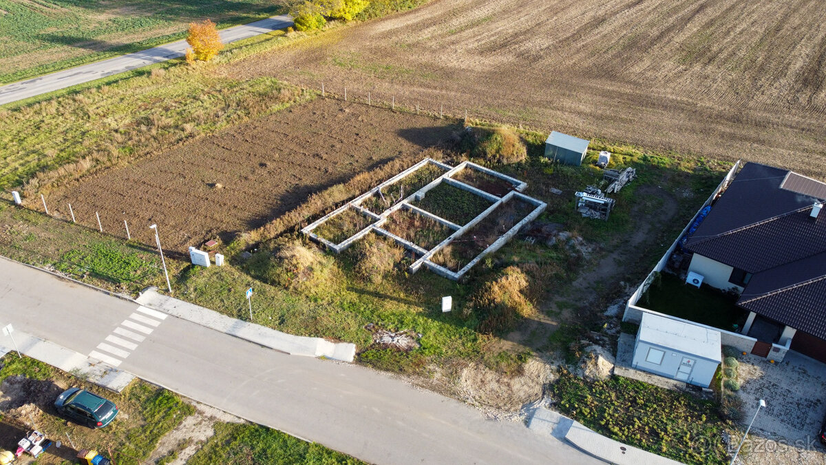 Na predaj stavebný pozemok so základovou doskou v Dolnom Vin