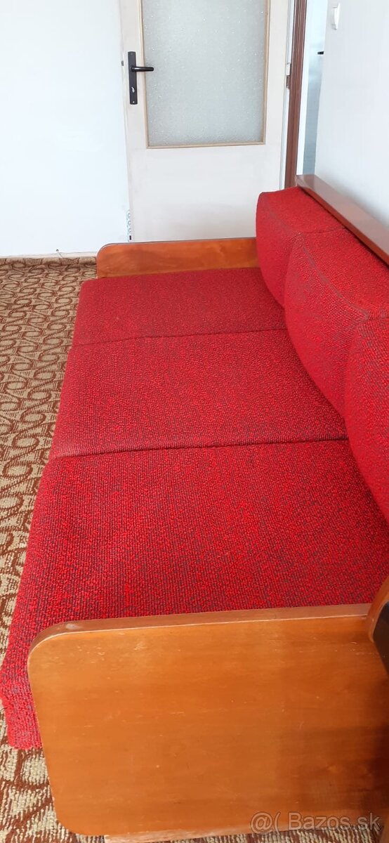 Darujem starší gauč a nábytok
