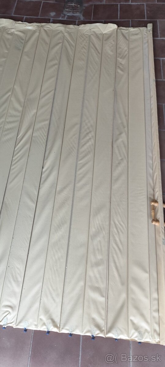 Stahovacie plastové dvere