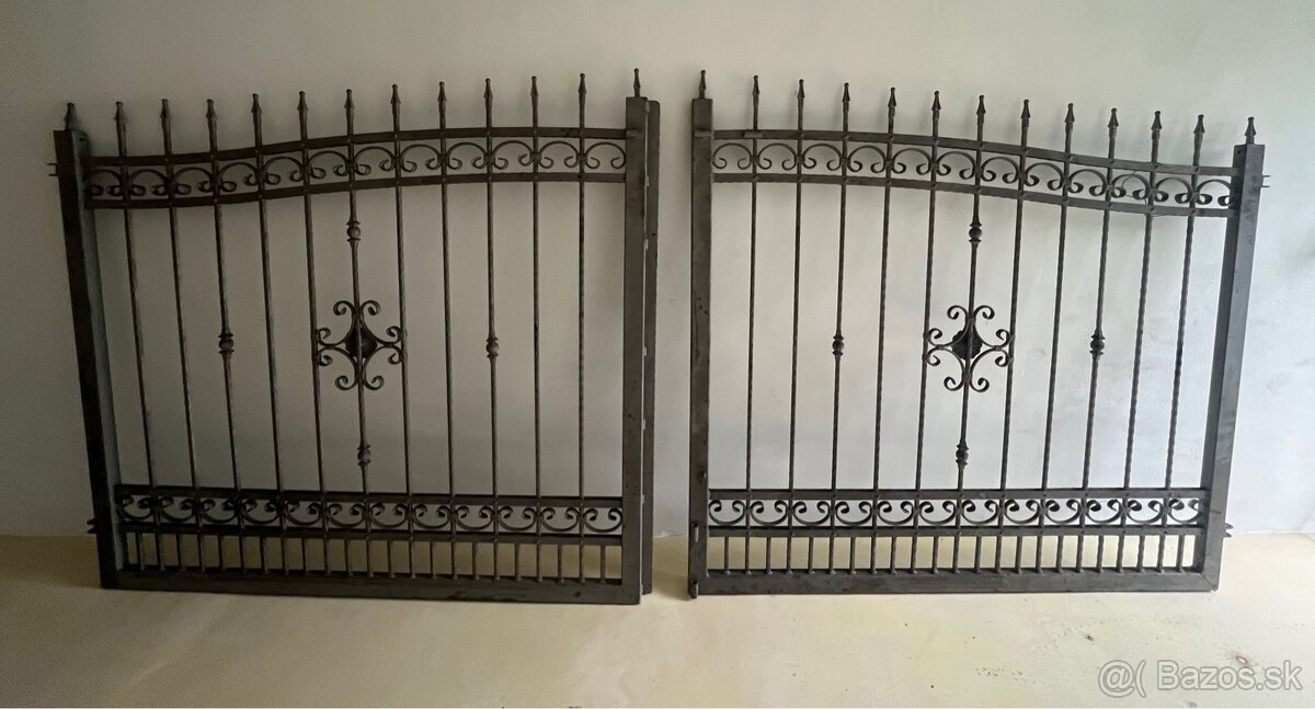 Masívna kovaná brána