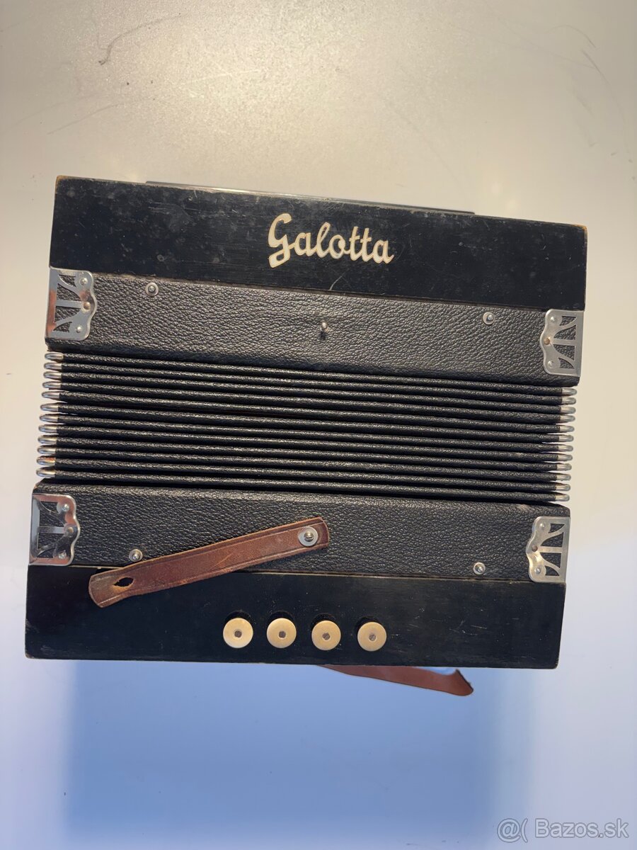 Starožitná harmonika