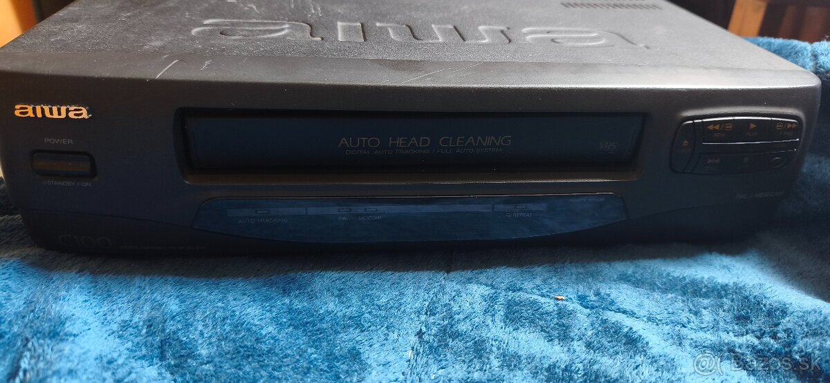 VHS videorekordér značky Aiwa