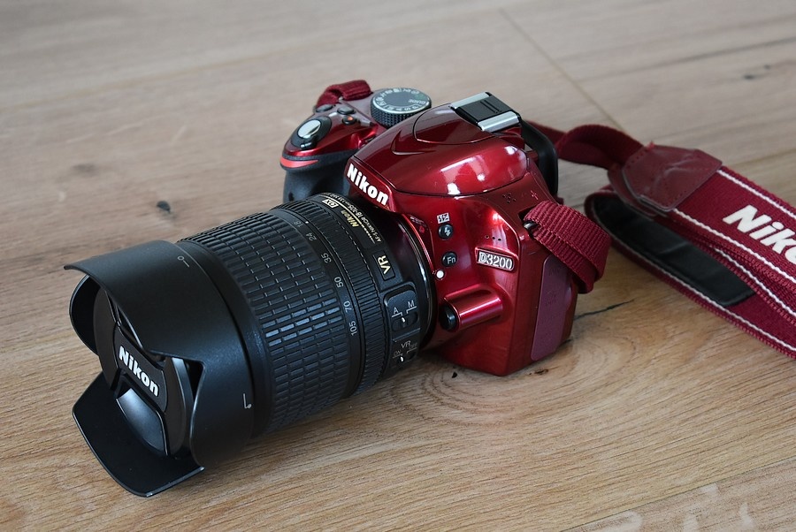 Nikon d3200 RED s VR objektivom nikkor 18 - 105 AF - 5 tis.s