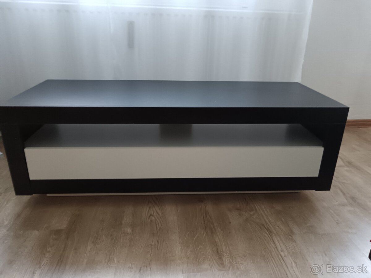 Skrinka pod televizor