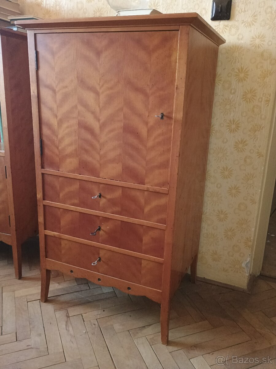 Starožitný nábytok dievčenskej izby