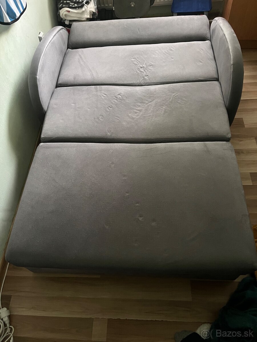 Rozkladacia pohovka s úložným priestorom