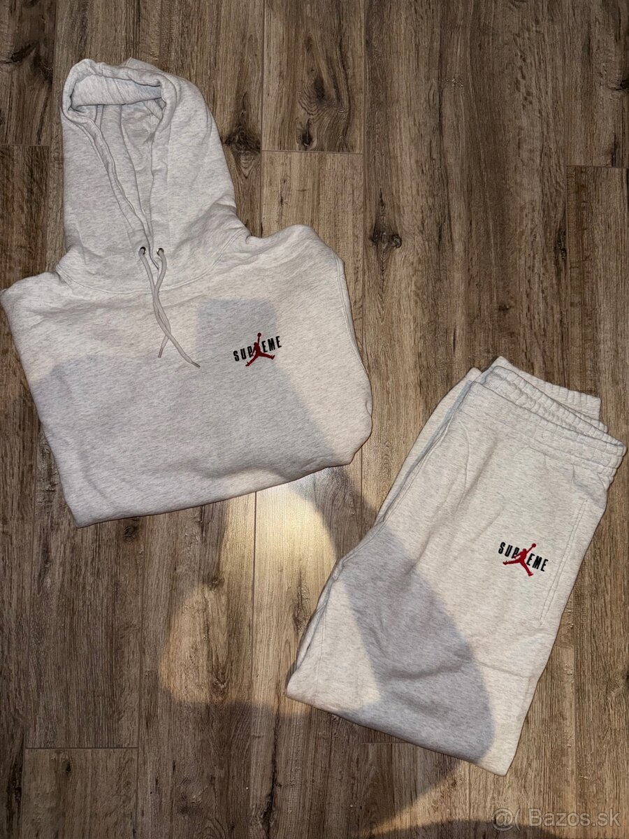 Supreme x Jordan suprava