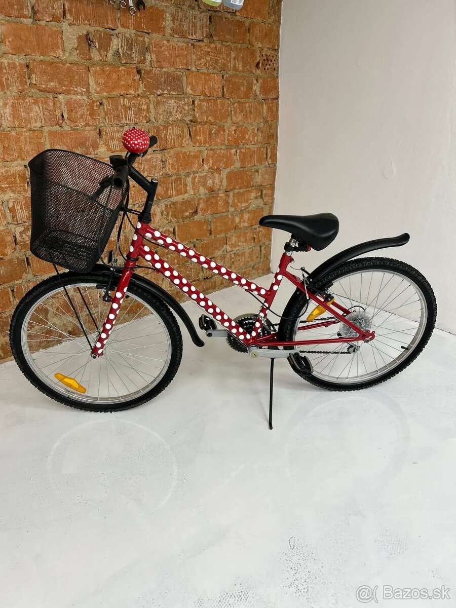 Dievčenský bodkovaný bicykel