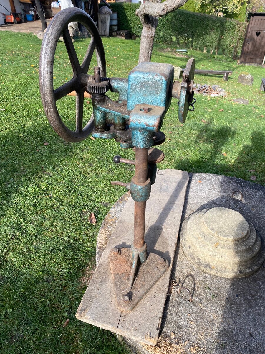 Stroj na zatváranie konzerv