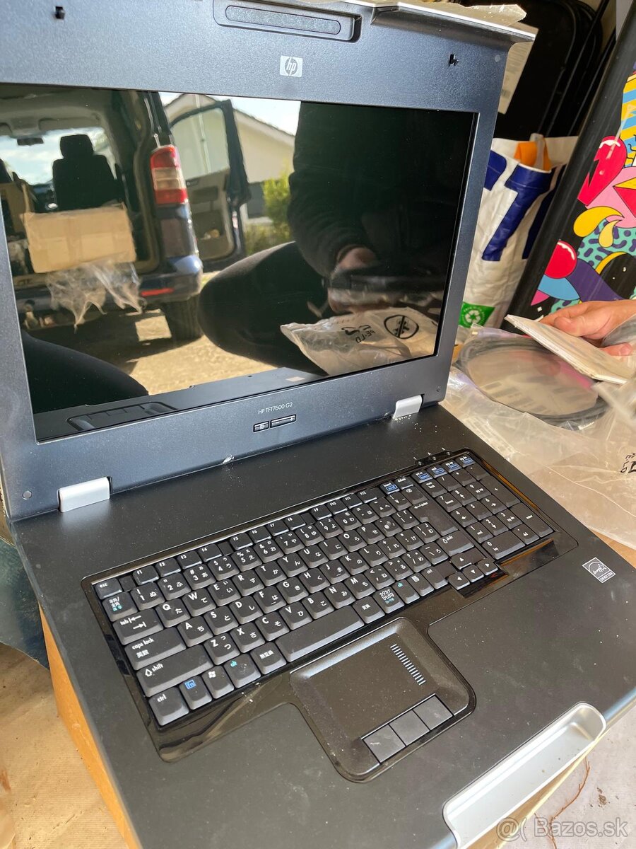 Predam HP TFT7600 KVM Switch – rackový monitor s klávesnicou